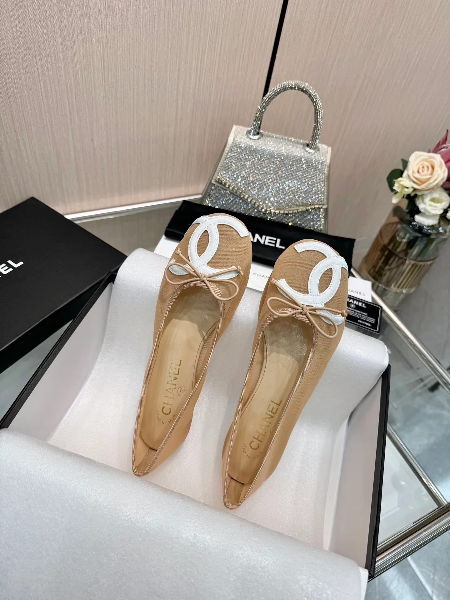 👟👟Ex-factory price 480👟👟 | ²⁰²5 𝐬𝐬 🤍🤎𝐂𝐇𝐀𝐍𝐄𝐋 Chanel 26A catwalk style handmade Mary Jane women's shoes. Ballet shoes are so amazing, the bow pattern is so cute! Even if I don’t wear flat shoes, I can’t resist the temptation! The second recommended pair of Chanel logo women's shoes has great texture and is versatile. It is made of lambskin and has an original two-color outsole. Size: 35-40 (41 can be customized and cannot be returned or exchanged)